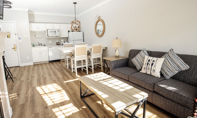 Delavan Lake Condo | 207 - Beautifully Updated One Bedroom Condo Suite