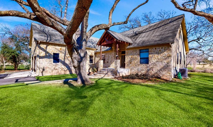 Seguin House | 224 m² House ∙ 4 bedrooms ∙ 13 guests