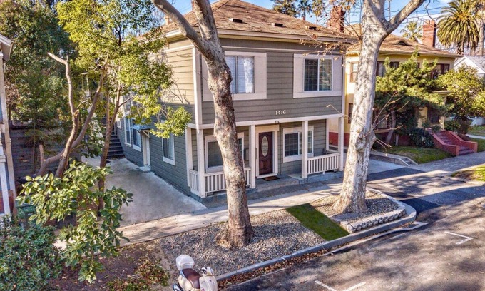 Midtown Sacramento Apartment | 23-3 · Historic Charm with parking in center of Midtown!