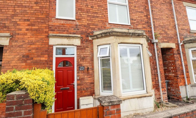 Grantham House | 23 BRIDGE END ROAD, pet friendly, with open fire in Grantham