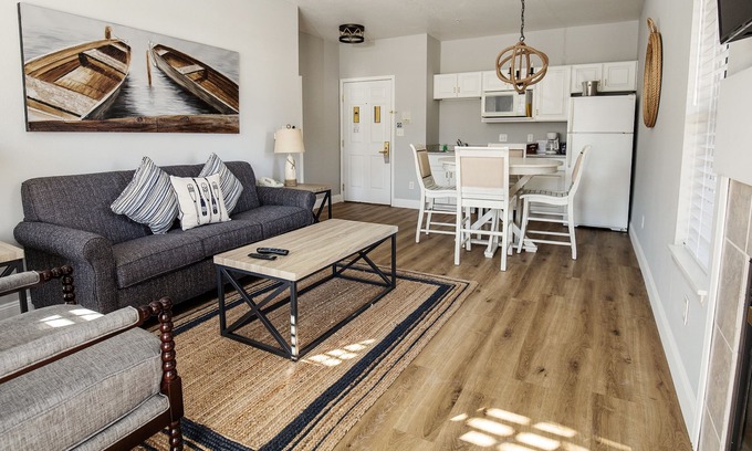 Delavan Lake Condo | 232 - Beautifully Updated 1 Bedroom Condo Suite