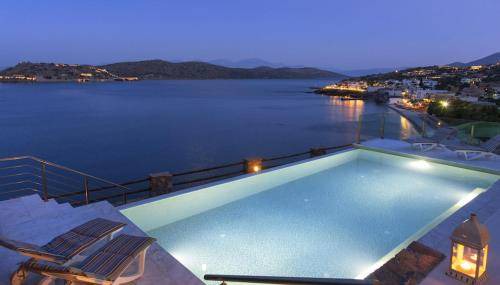 Plaka Villa | 240 m² Villa ∙ 5 bedrooms ∙ 10 guests