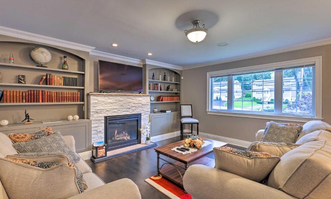 Glen Cove Apartment | 25 Mi to NYC Walkable Long Island Apt with Balcony