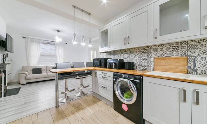 Downham House | 25 Minutes to London City Centre! Family-sized 2 Bed House!