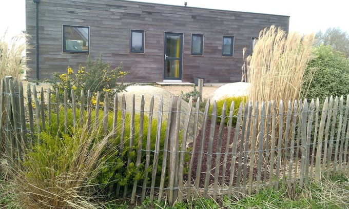 Brignogan-Plage House | 250 m from the beaches and the GR34 coastal path Bright, single-storey wooden house in a quiet residential area.