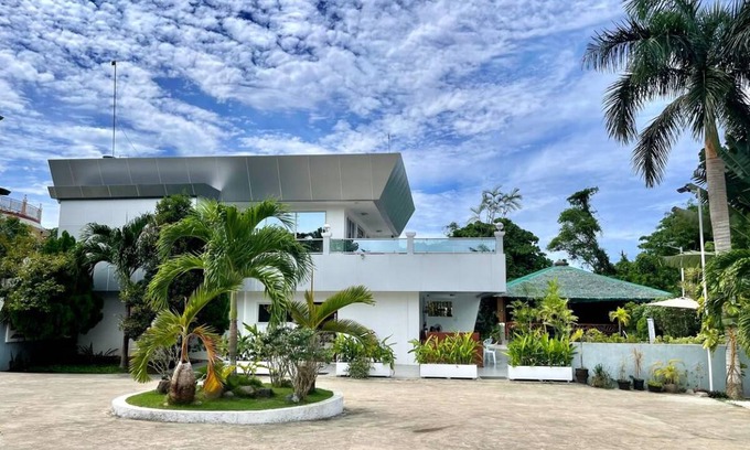 Puerto Princesa City Centre House | 2554 m² House ∙ 5 bedrooms ∙ 16 guests
