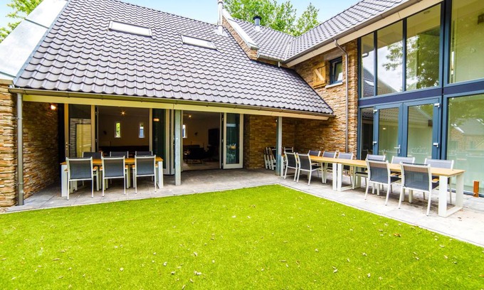 Maastricht House | 260 m² Bungalow ∙ 10 bedrooms ∙ 20 guests