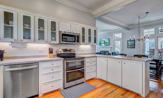 Ocean Point House | 29 Ocean Point | AvantStay | Luxe Kitchen, Balcony