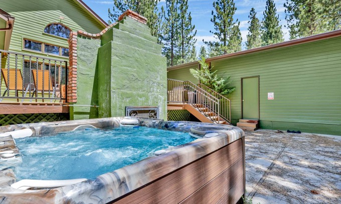 Evergreen Estates Cabin | 296 m² Cabin ∙ 4 bedrooms ∙ 16 guests