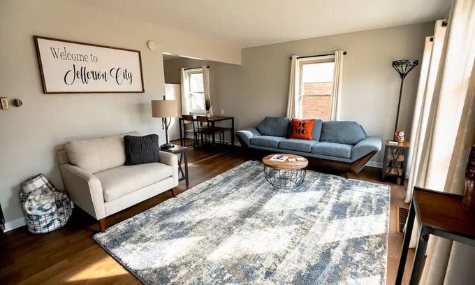 Jefferson City House | 2BD, 1BA Home. 5-10 Minutes to ANYWHERE in JCMO!