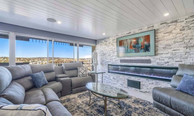 Southeast Colorado Springs Condo | 2BD Luxury Condo, Cocktail Lounge, Beautiful Views