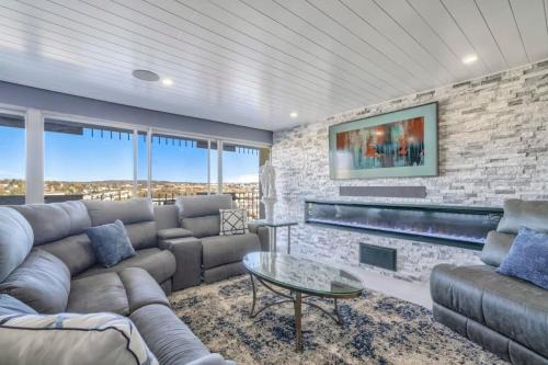 Southeast Colorado Springs House | 2BD Luxury Condo Cocktail Lounge Beautiful Views
