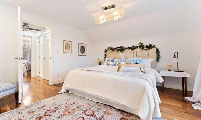 Burlington House | 2bdrm Spacious home in Burlington