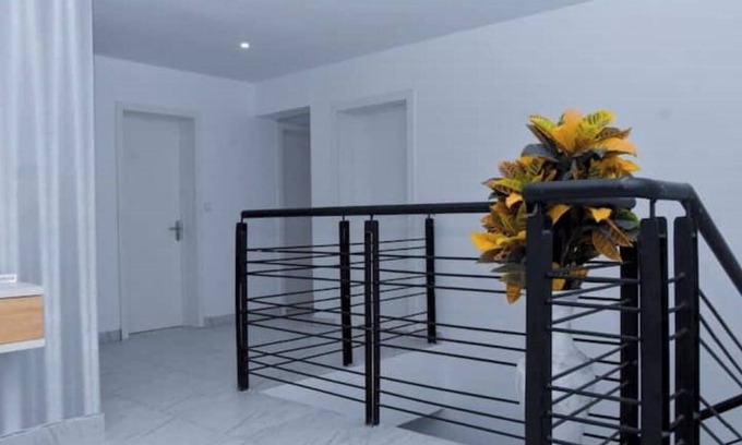 Ajah House | 2bed/24/7-power/wi-fi/Sec/close2Charterhouseschool