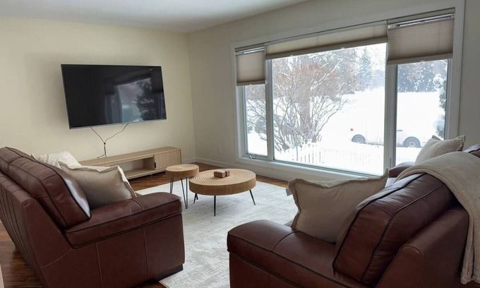 Old Strathcona House | 2Bed Bright & Stylish Ritchie Urban Retreat