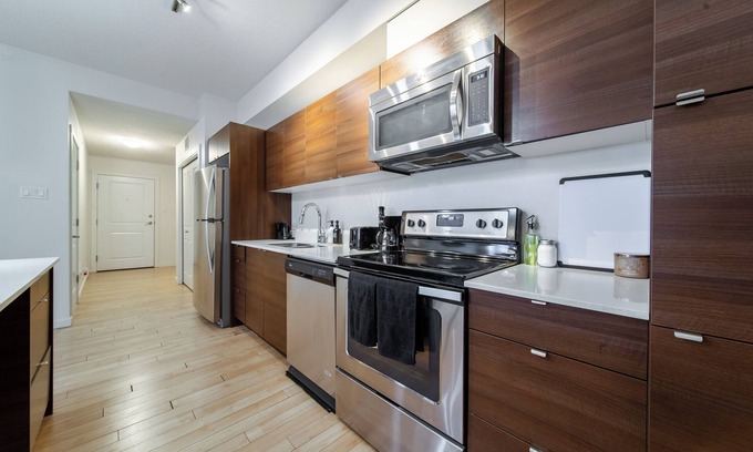 Northeast Edmonton Apartment | 2bed Green High Rise Luxury Condo | Eaux Claire