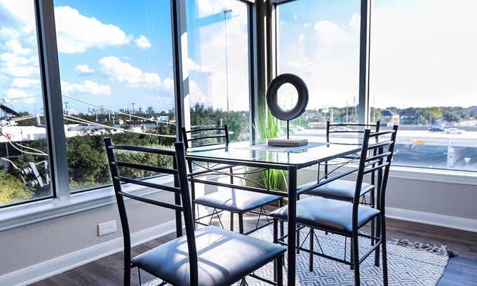 Greenway Plaza-Upper Kirby Apartment | 2BR Galleria Skyline views