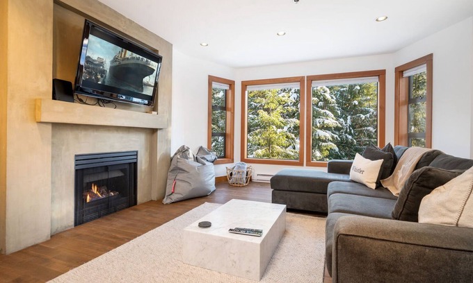 Blueberry Hill Condo | 2BR | Greyhawk | King Bed w/Ensuite| Hot Tub & Sauna | Gas Fireplace | Free Parking
