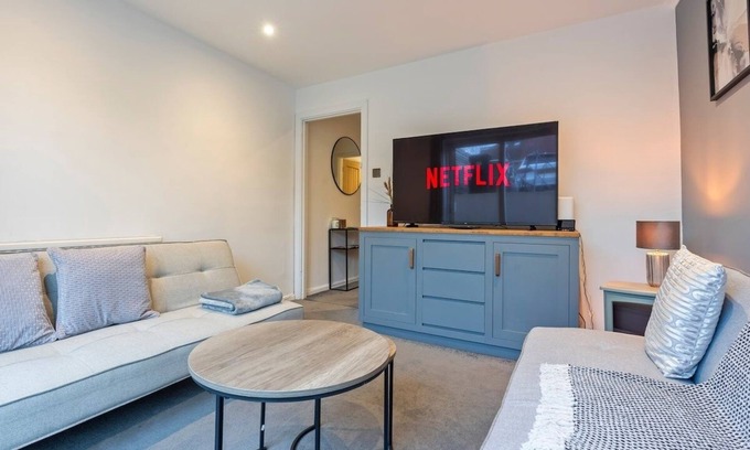 Newton St Loe House | 2BR Hideaway w/Private Hot Tub & Bath Haven