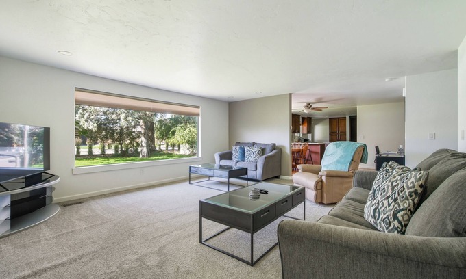 Southeast Bend House | 2BR Hot Tub Dog Friendly - 2mi to Old Mill