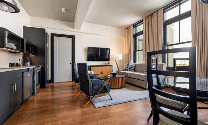 French Quarter Hotel | 2BR Perfect Getaway in Iconic Downtown | The Mayfair