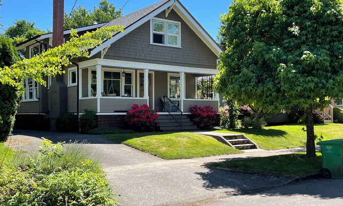 Sellwood-Moreland House | 2BR Renovated Craftsman in Historic Sellwood Neighborhood