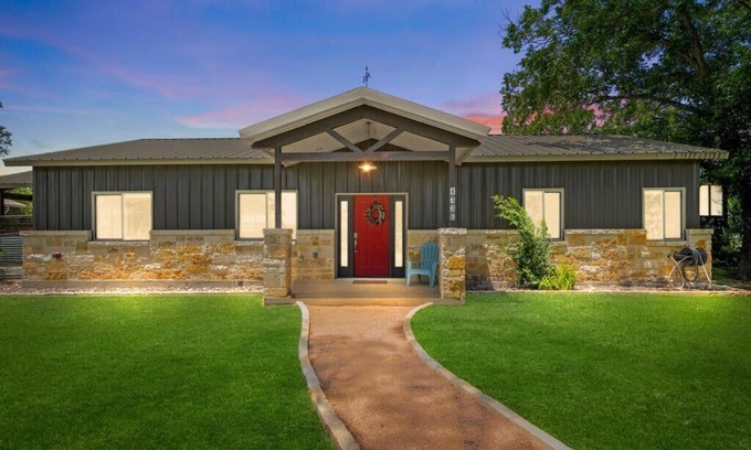 Fredericksburg House | 2BR Retreat-Pickleball-Hot Tub-Dog Friendly