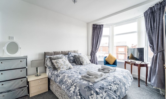 Southport Apartment | 2br-sleeps5-privategarden-freeparking-pets