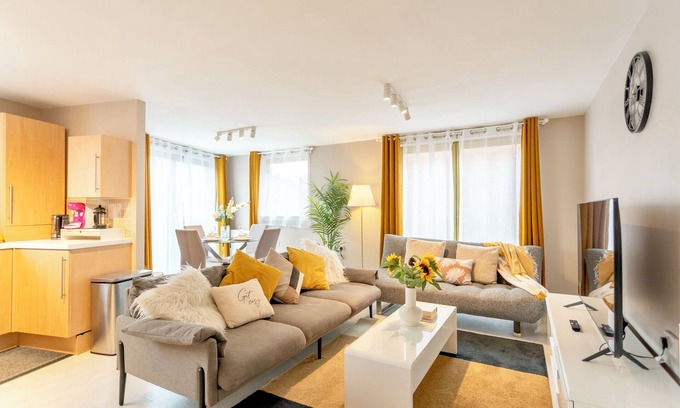 Govan Apartment | 2BR Stylish Apt with Free Parking & nearby Subway