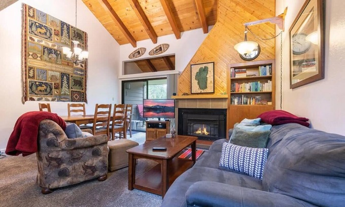 Carnelian Woods Condo | 2BR Townhome-Walk to Beach or Trails