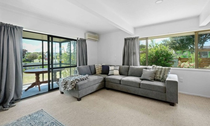 Gisborne House | 2BR Unit 900m to Town & Beach!