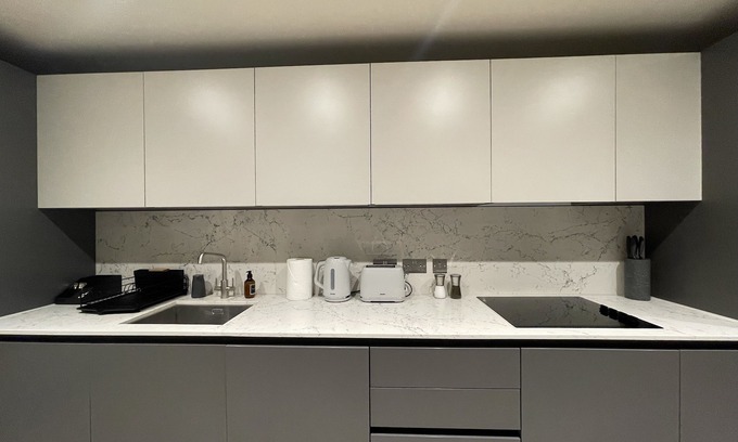 Chigwell Apartment | 2BR Urban Vista Retreatn
