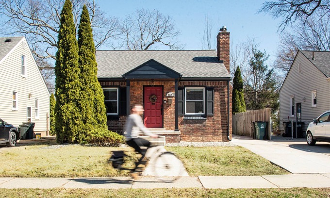 Ferndale House | 2BR with Pretty Art and Cinema Reclining Couches