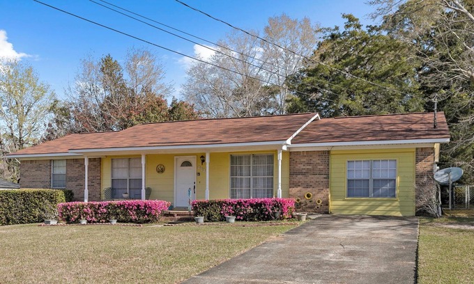Dothan House | 3/1.5 Home Away from Home in Dothan