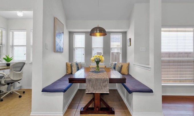 McKinney House | 3/2 McKinney |2 Living areas| Office |Pet Friendly