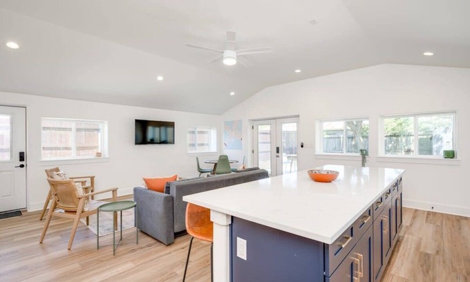 Blanco House | 3/2 Modern Escape, hot tub, Blanco river/pool
