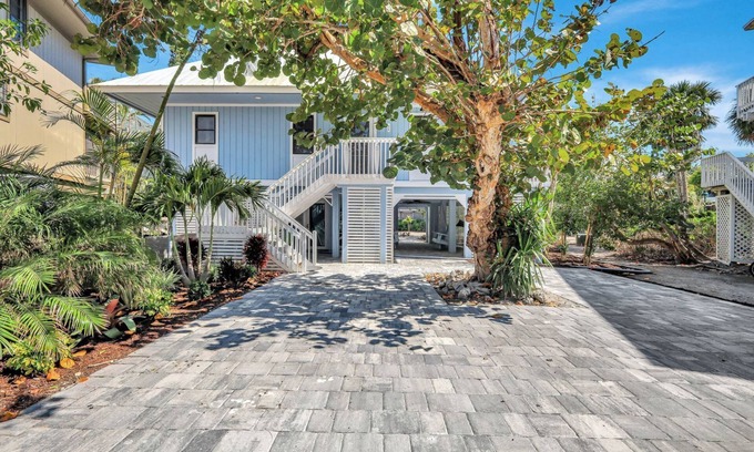 Captiva House | 3/2, Pool, Tennis Crts, Bikes/Kayaks/SUP's, Pool/PPong Table, Steps to Beach