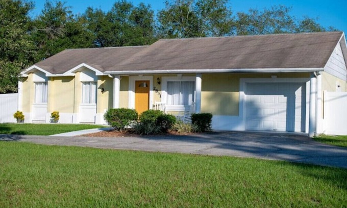 Deltona Lakes House | 3/2 Sunny Deltona Retreatn