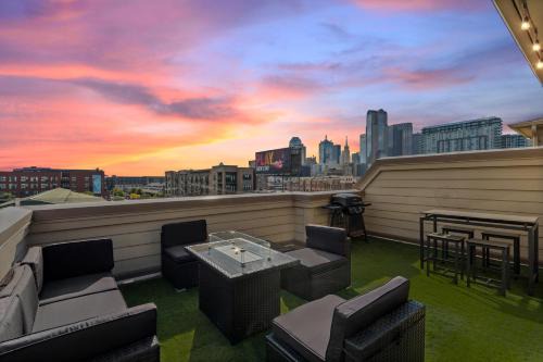 Downtown Dallas Apartment | 3 BD Townhome w Rooftop Terrace w Free Parking