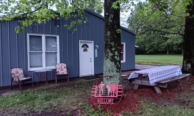 Johnston City Cottage | 3 Bdr Getaway Hunters, Fishermen, Racers Vendors parking for your equipment!n