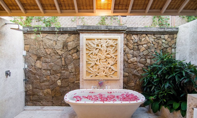 Singakerta Villa | 3 BDR lux villa in the heart of Seminyak (gated complex)