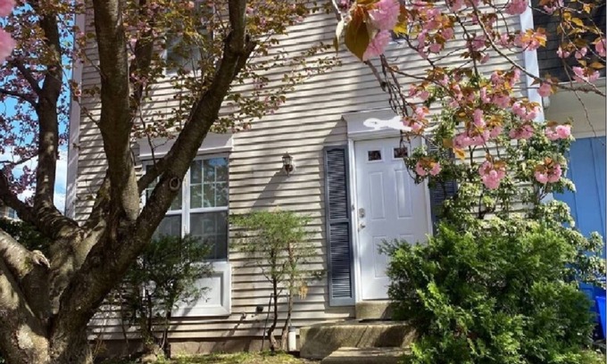 Fairland House | 3 bed/2.5 bath in a Beautiful Townhouse