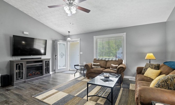 Paducah House | 3 Bed/2 Bath Modern 1400 sq ft Home in Quiet Paducah Neighborhood