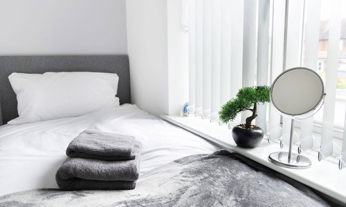 Bramcote House | 3 bed|2 bath|parking|internet|self check in|M1|QMC| UoN|Wollaton|Nottingham