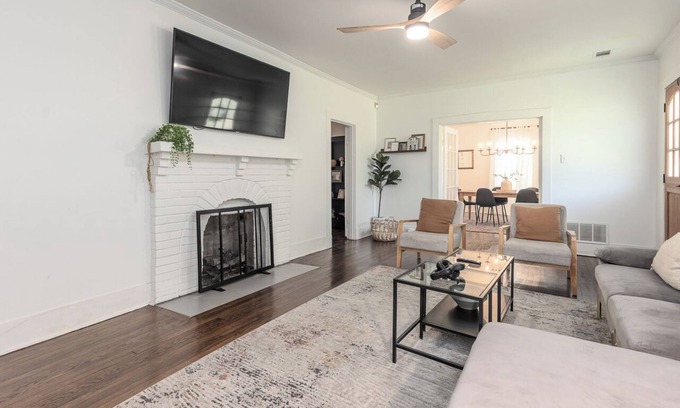 East Memphis House | 3 Bed, 2 Bath Work Trip or Leisure ~ U of M area