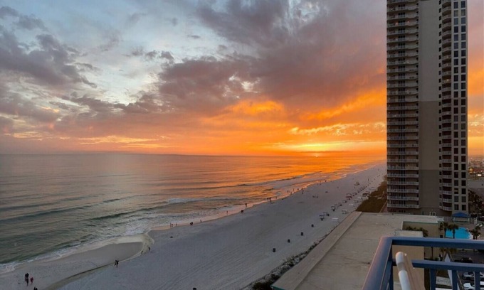 El Centro Beach Hotel | 3 bed/3 ba - Sterling Breeze - PCB