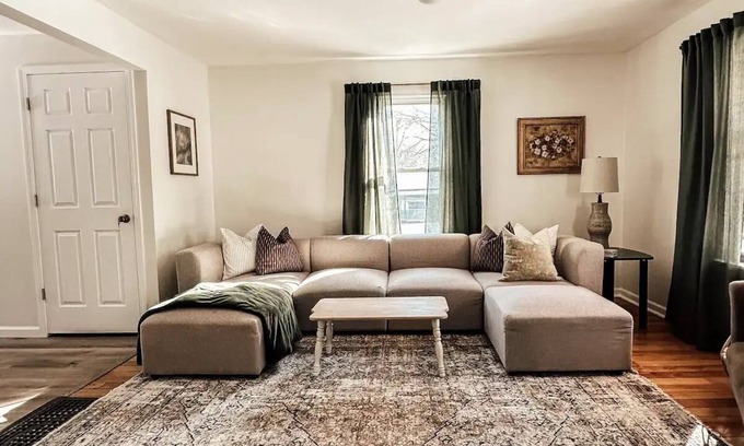 North Syracuse House | 3 Bed/3 Bath 1F/2H Cozy Village Bungalow - Centrally Located, Renovated Home