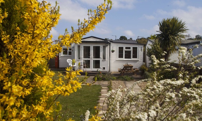 Grimsby Ski Chalet | 3 bed dog friendly Beach House