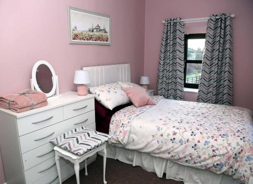 Strabane House | 3 Bed Farmhouse - Sleeps 6 - Wifi - Parking