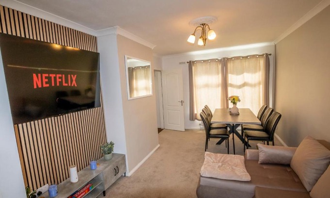 Stoke-on-Trent House | 3 Bed Home - Sleeps 8 - Stoke City fc - Parking